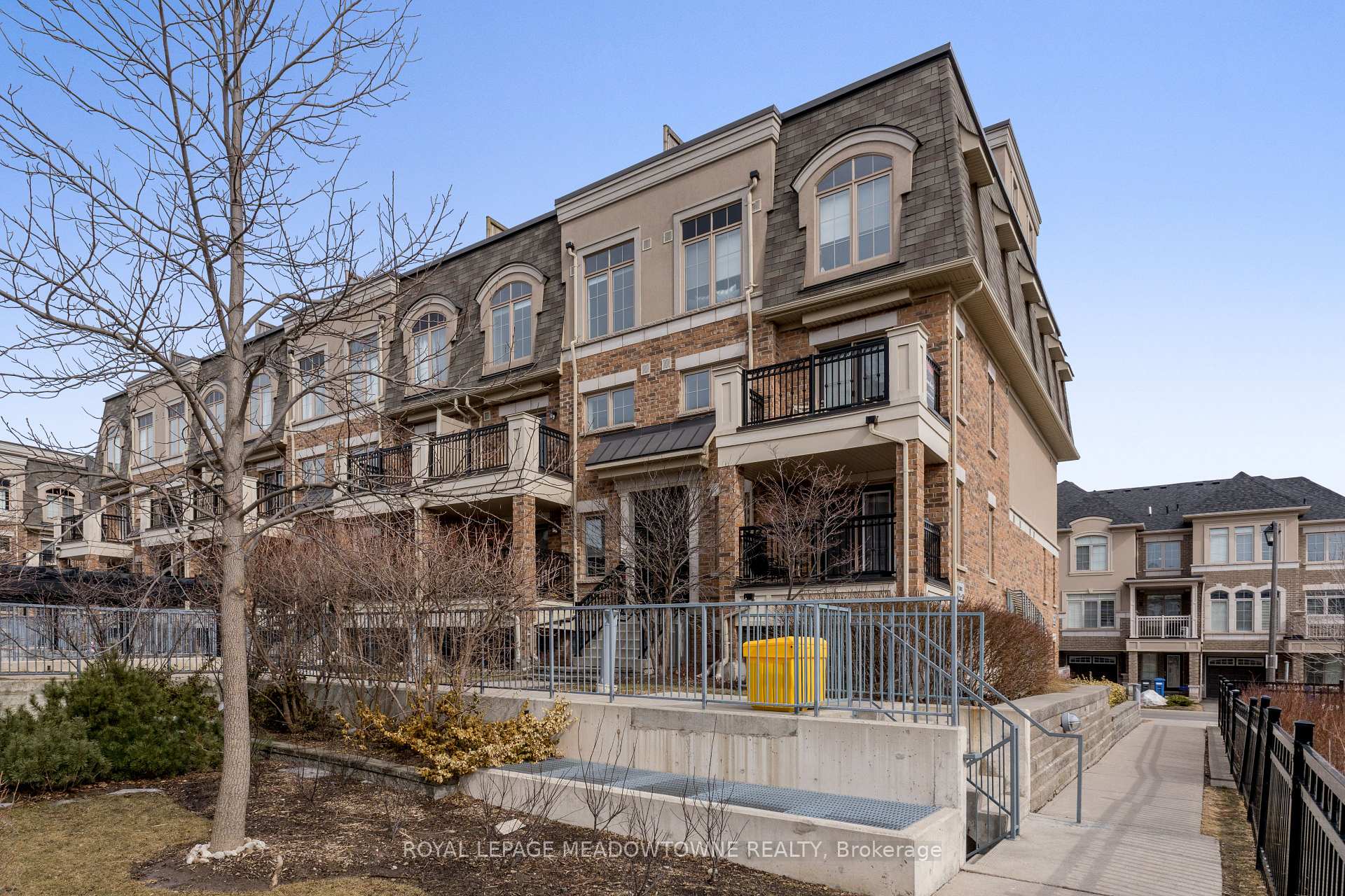 3 Bedrooms Condo at 2441 Greenwich, Oakville For sale
