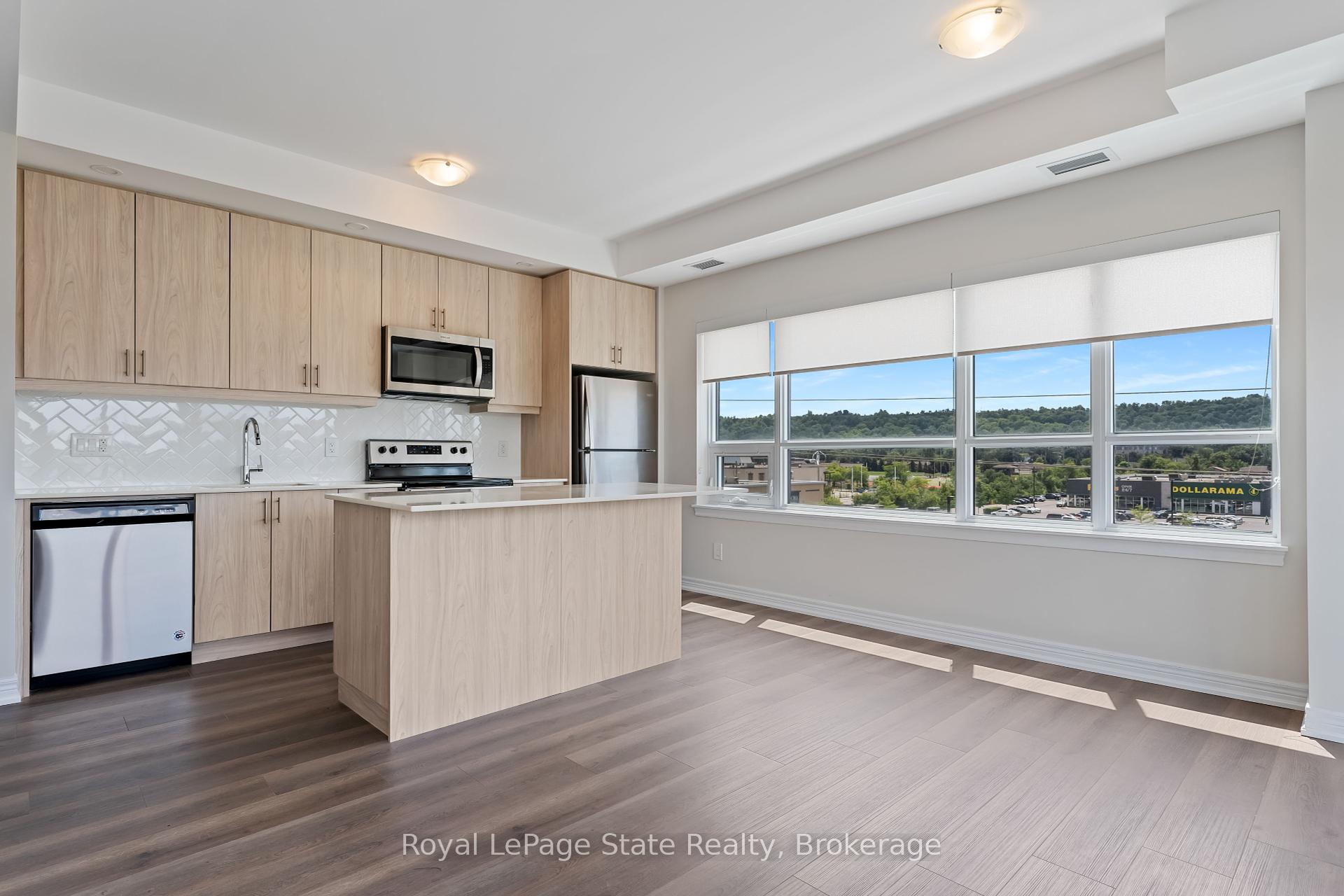 2 Bedrooms Condo at 121 8,  Hamilton For sale