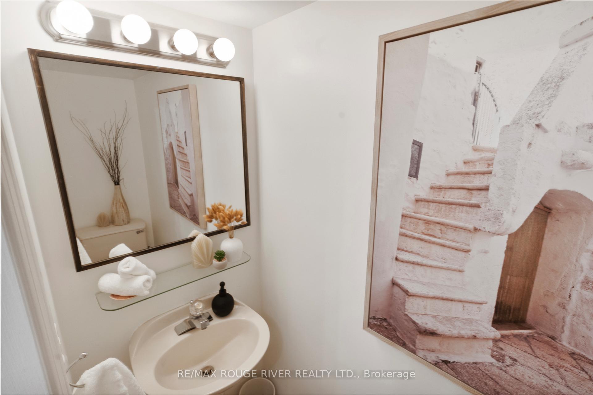 2 Bedrooms Condo at 32 Massey, Toronto For sale
