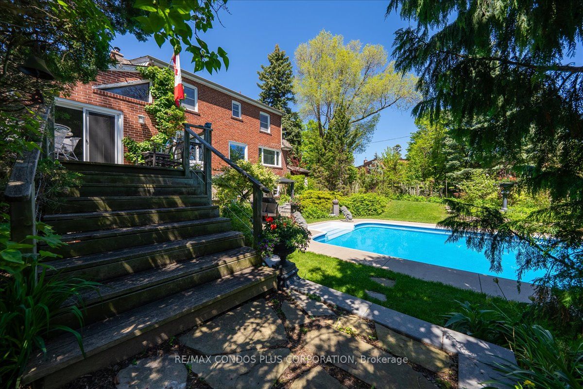 11 Ridgemoor Avenue