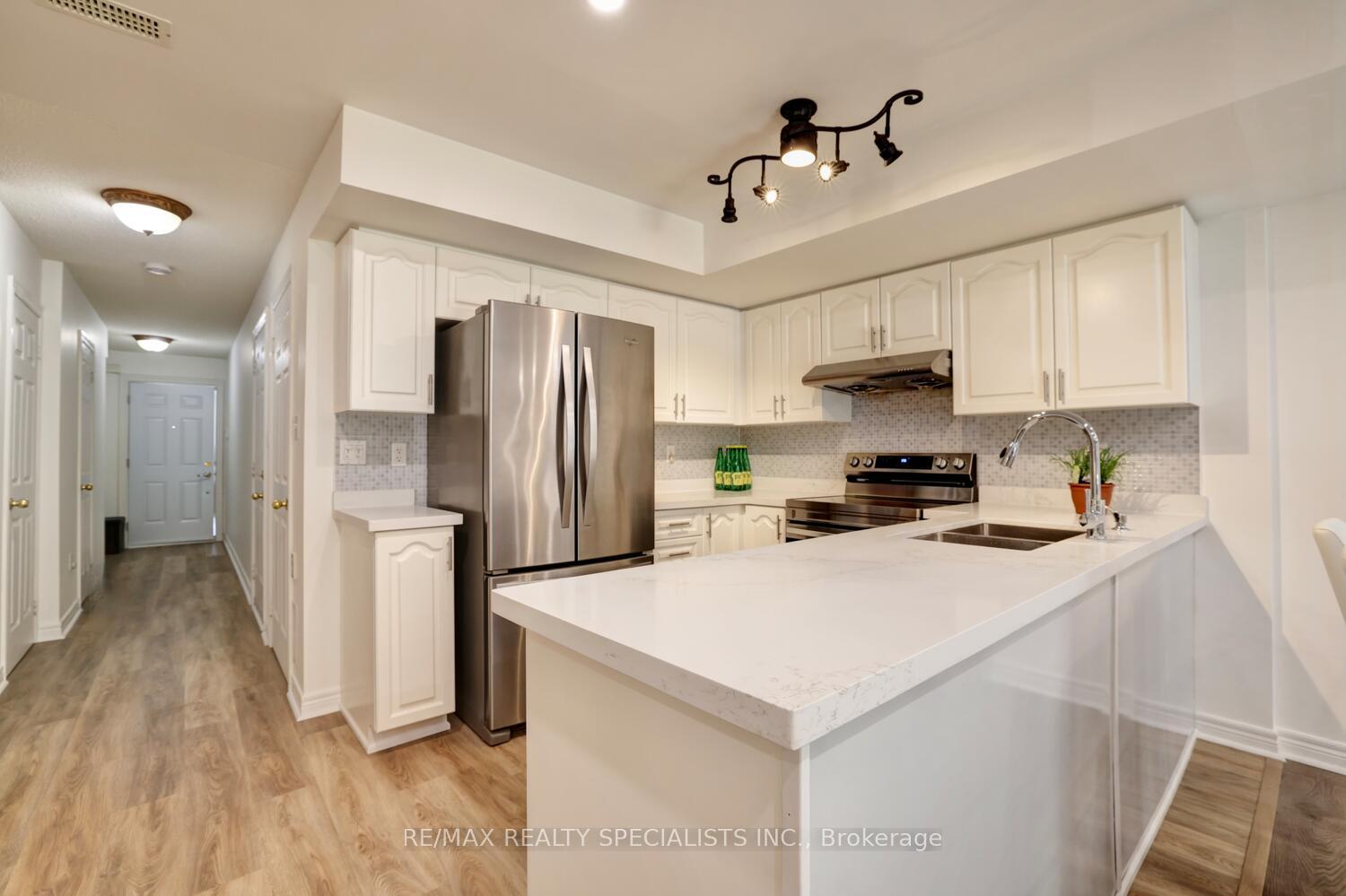 4 Bedrooms Condo at 1128 Dundas, Mississauga For sale