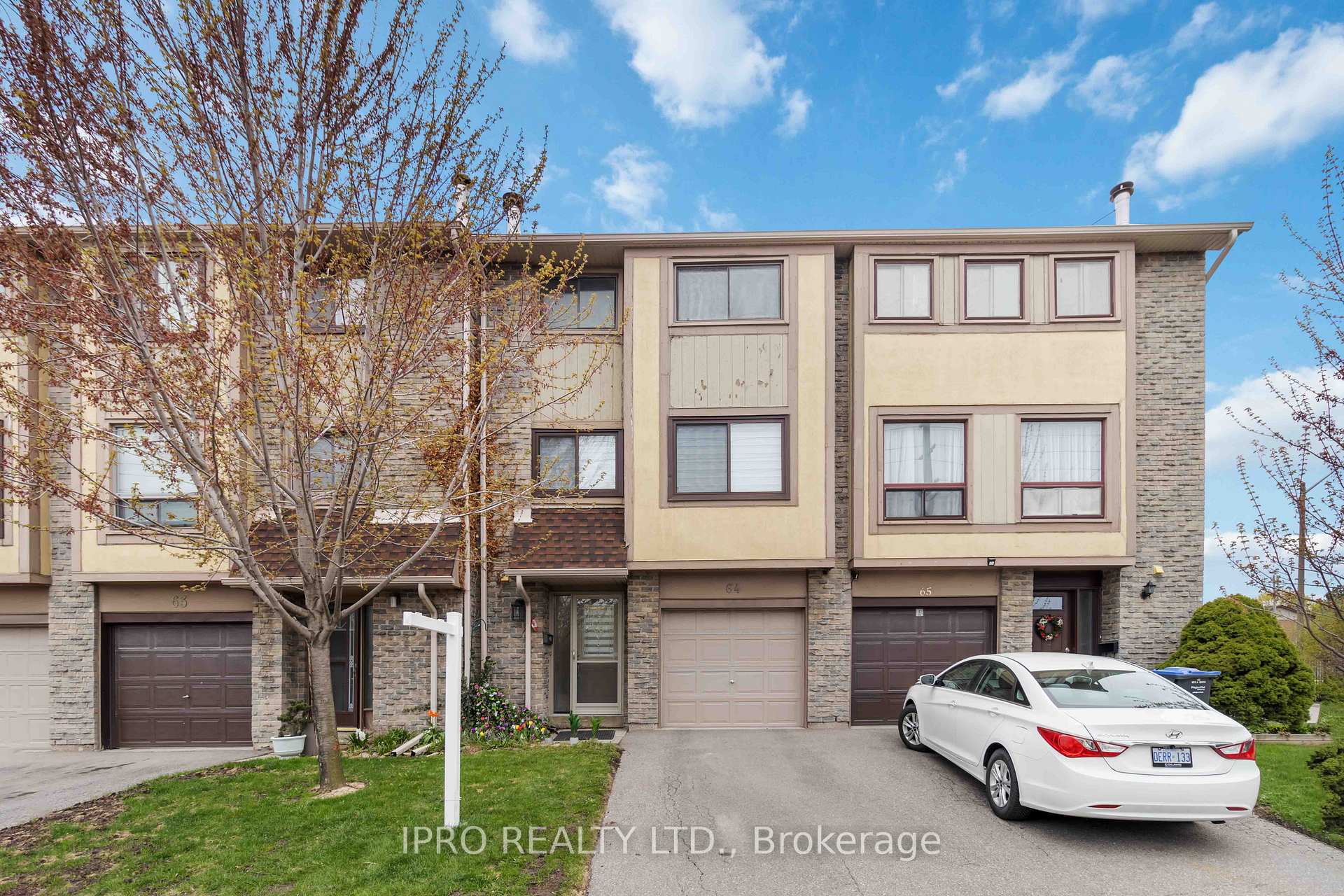 3 Bedrooms Condo at 3345 Silverado, Mississauga For sale