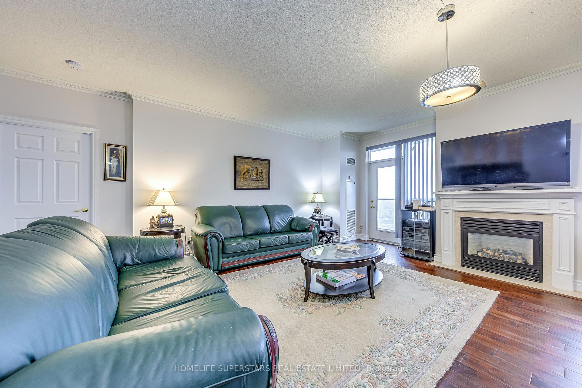 3 Bedrooms Condo at 25 Kingsbridge Garden, Mississauga For sale