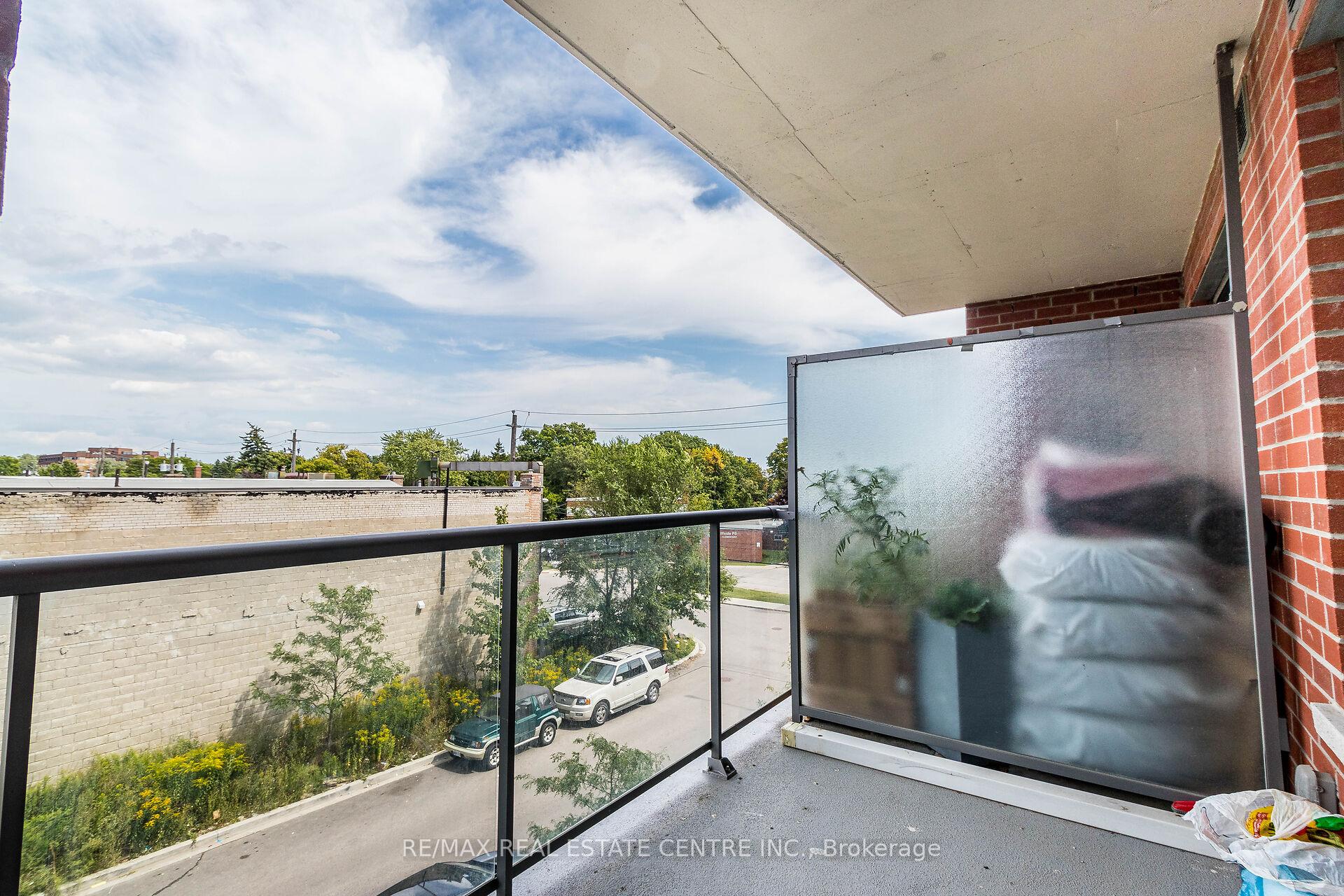 2 Bedrooms Condo at 22 East Haven,  Toronto For sale