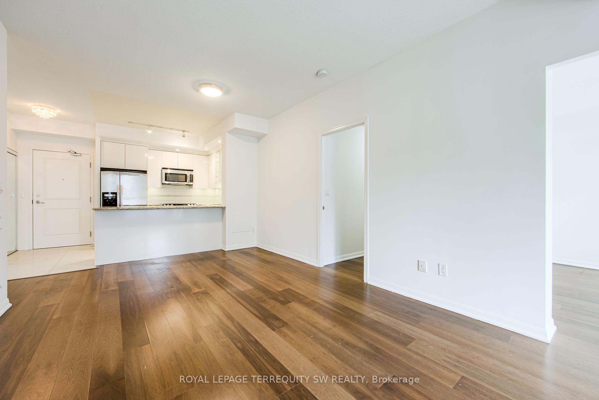 3 Bedrooms Condo at 628 Fleet, Toronto For sale