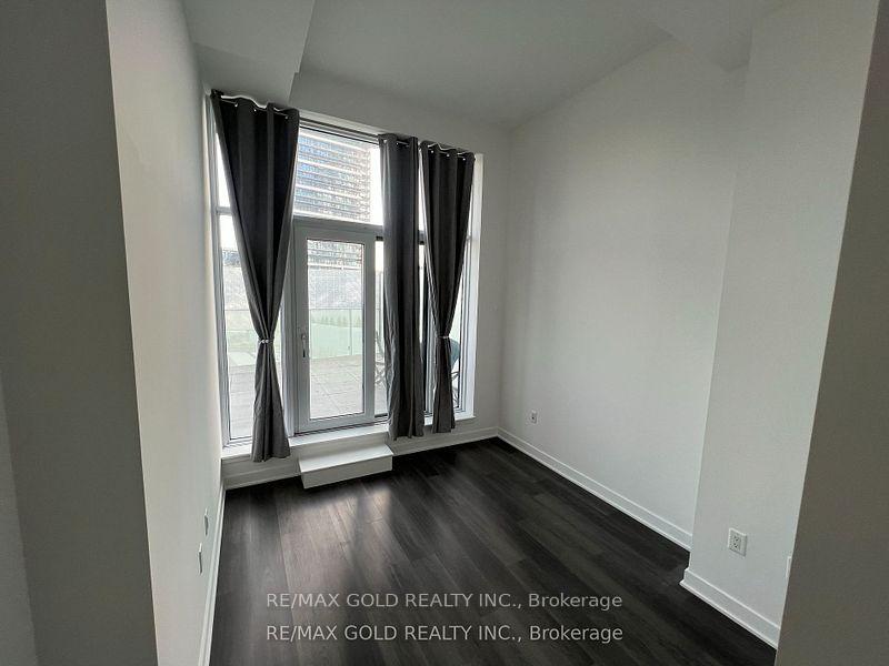 3 Bedrooms Condo at 3900 Confederation, Mississauga For sale