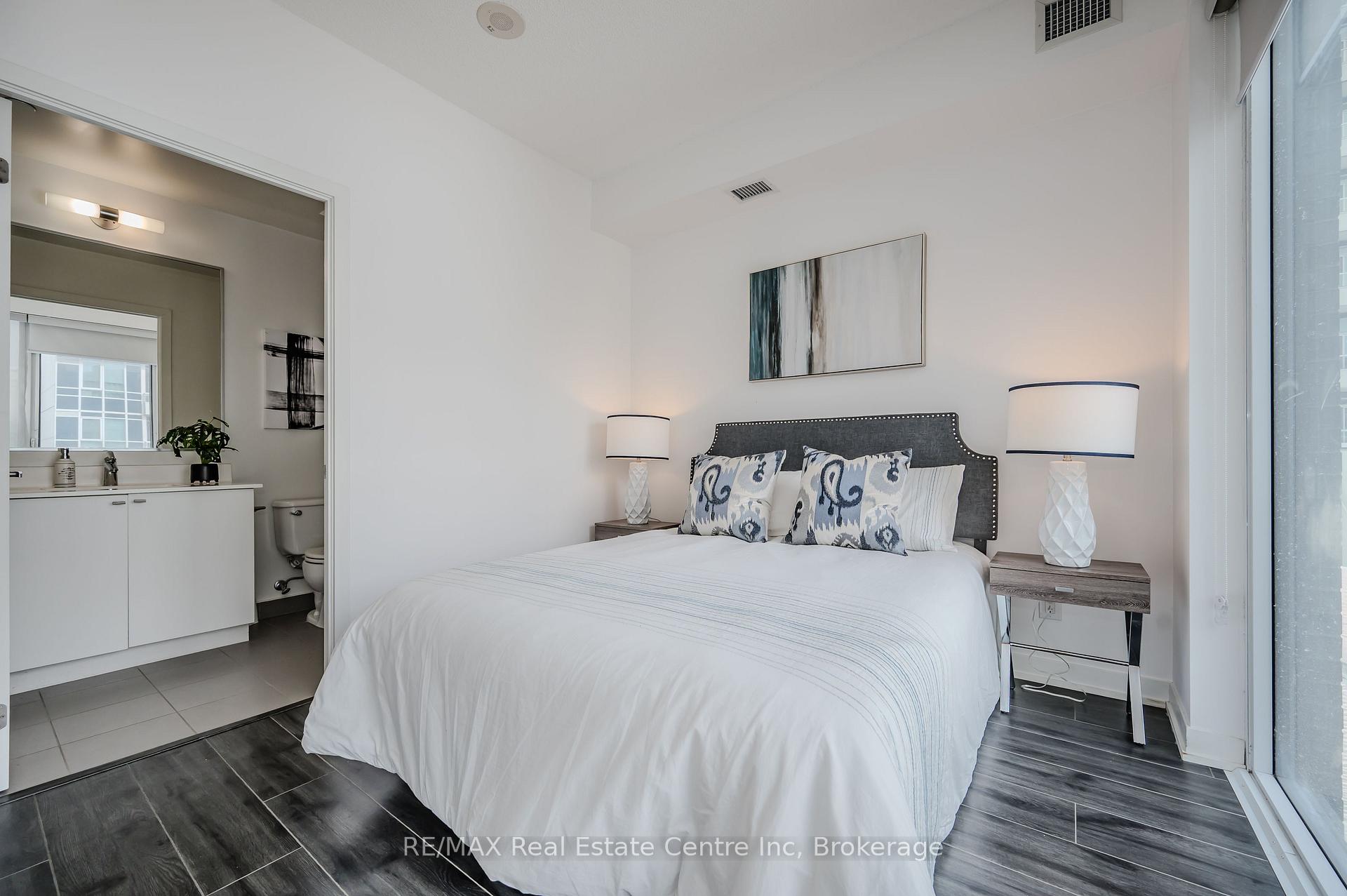 2 Bedrooms Condo at 18 Rean, Toronto For sale