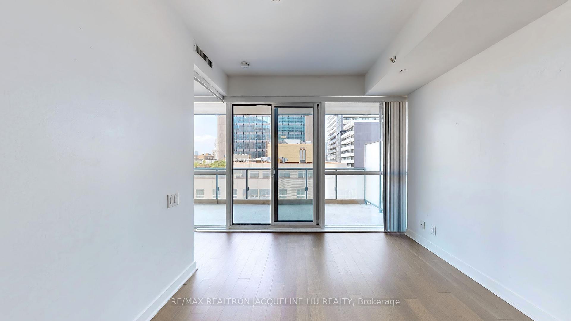 1 Bedroom Condo at 15 Grenville, Toronto For sale