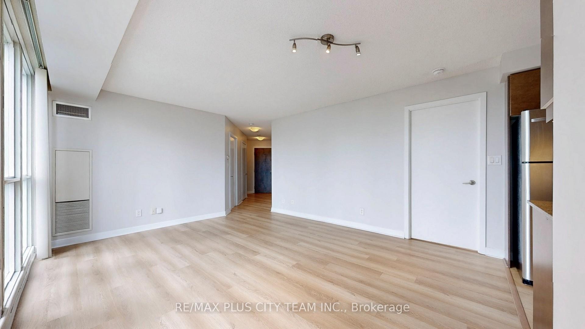 2 Bedrooms Condo at 18 Harbour, Toronto For sale