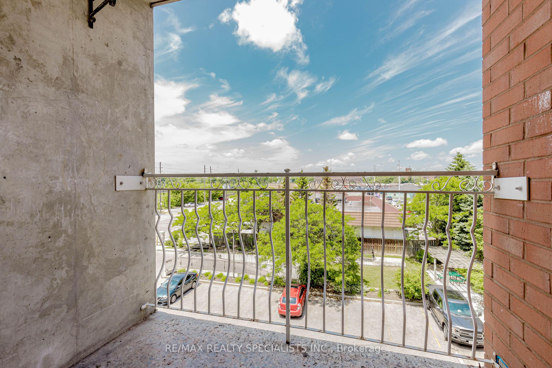 2 Bedrooms Condo at 32 Tannery, Mississauga For sale
