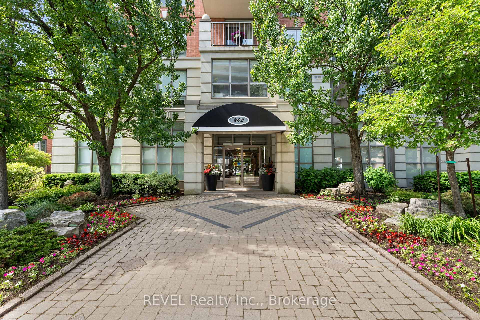 2 Bedrooms Condo at 442 Maple, Burlington For sale