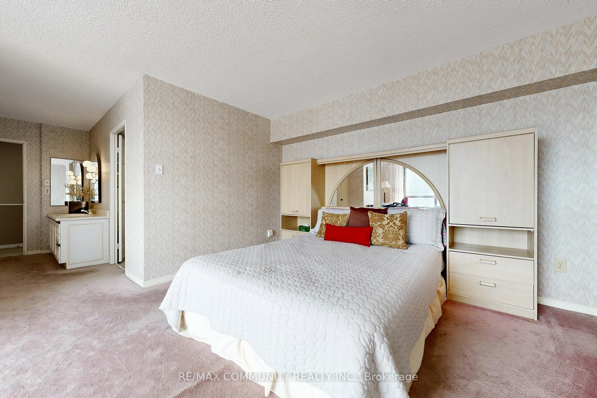 3 Bedrooms Condo at 2330 Bridletowne, Toronto For sale