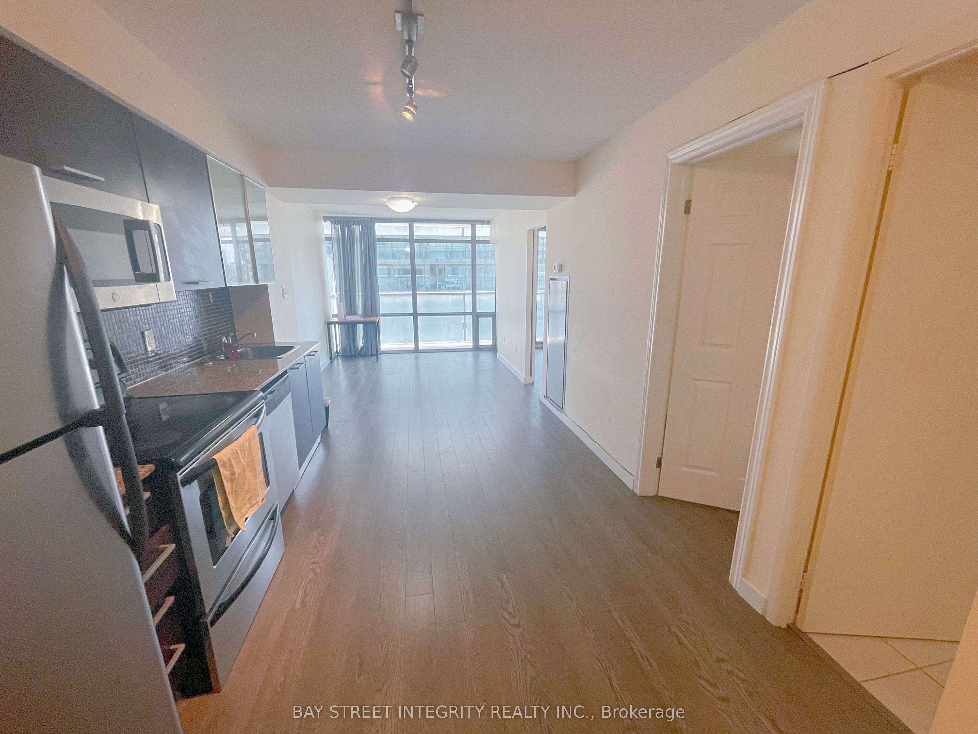 37 Grosvenor Street, #1710