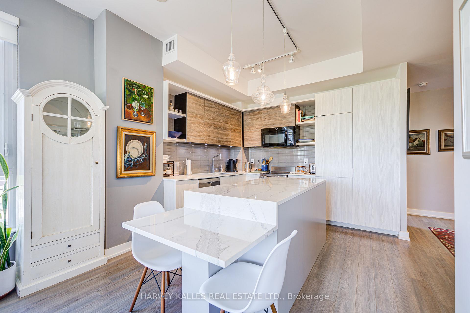 2 Bedrooms Condo at 6 Parkwood, Toronto For sale