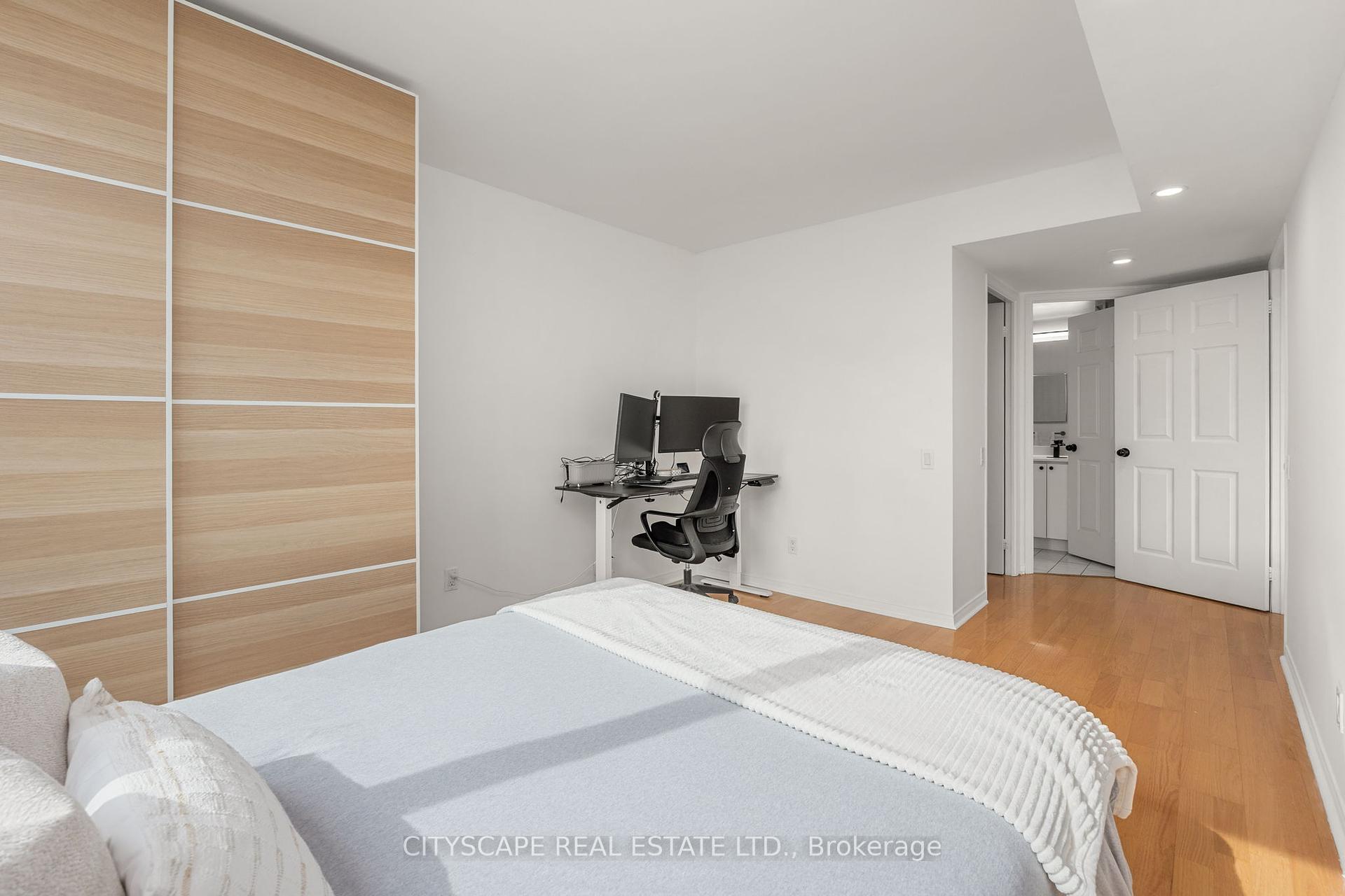 2 Bedrooms Condo at 5 Emerald, Vaughan For sale