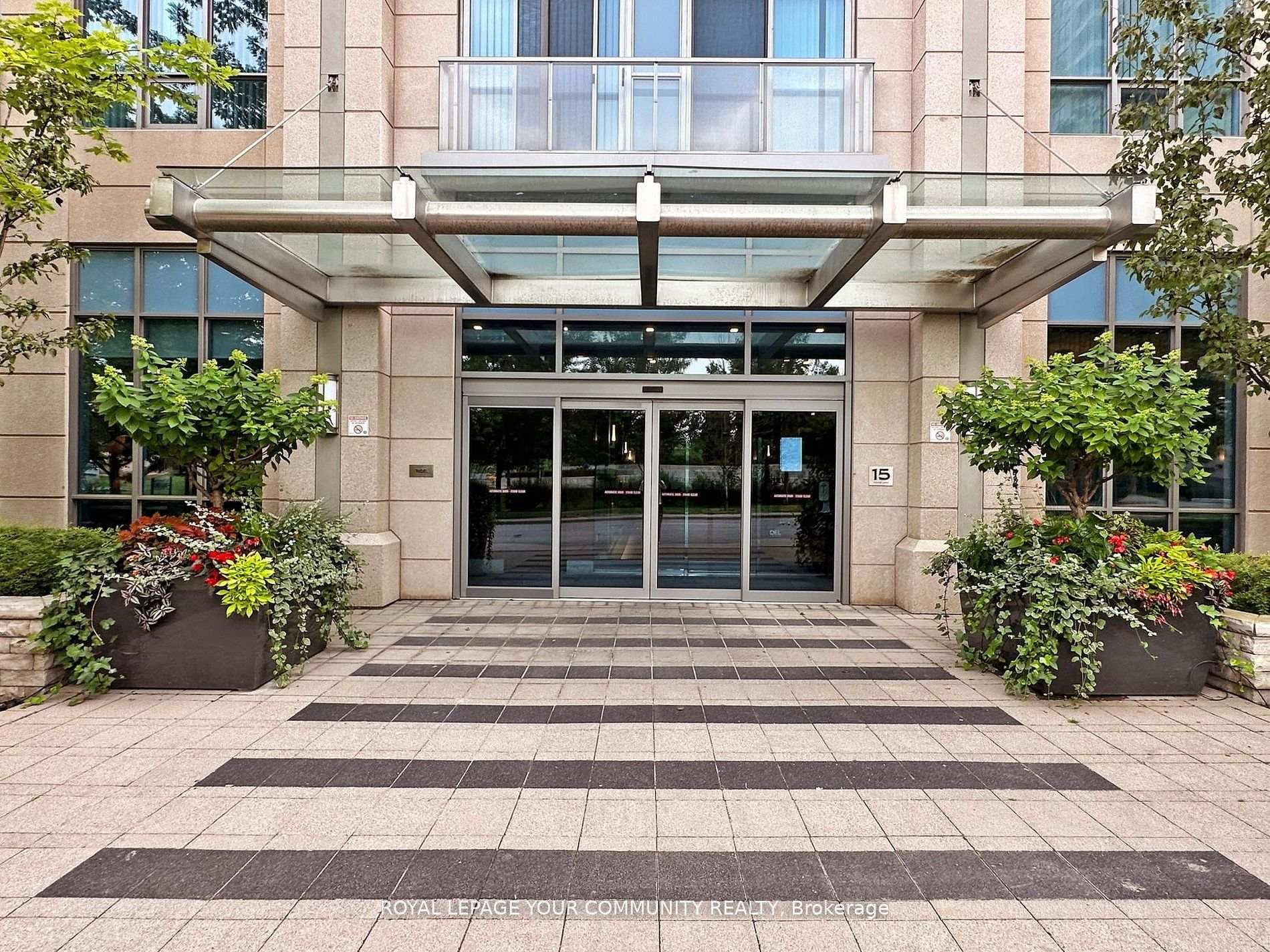 2 Bedrooms Condo at 15 Viking, Toronto For sale