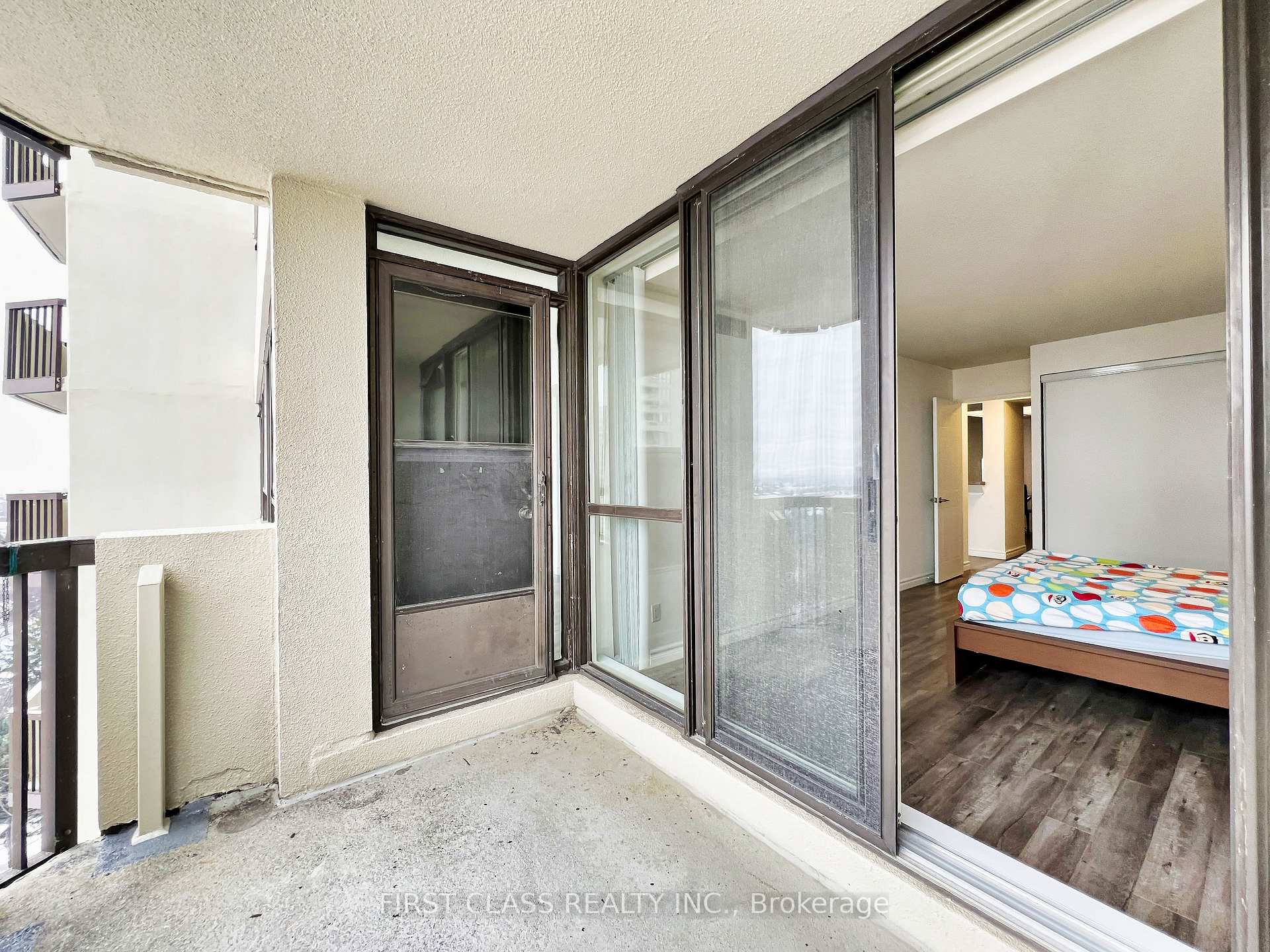 3 Bedrooms Condo at 275 Bamburgh, Toronto For sale