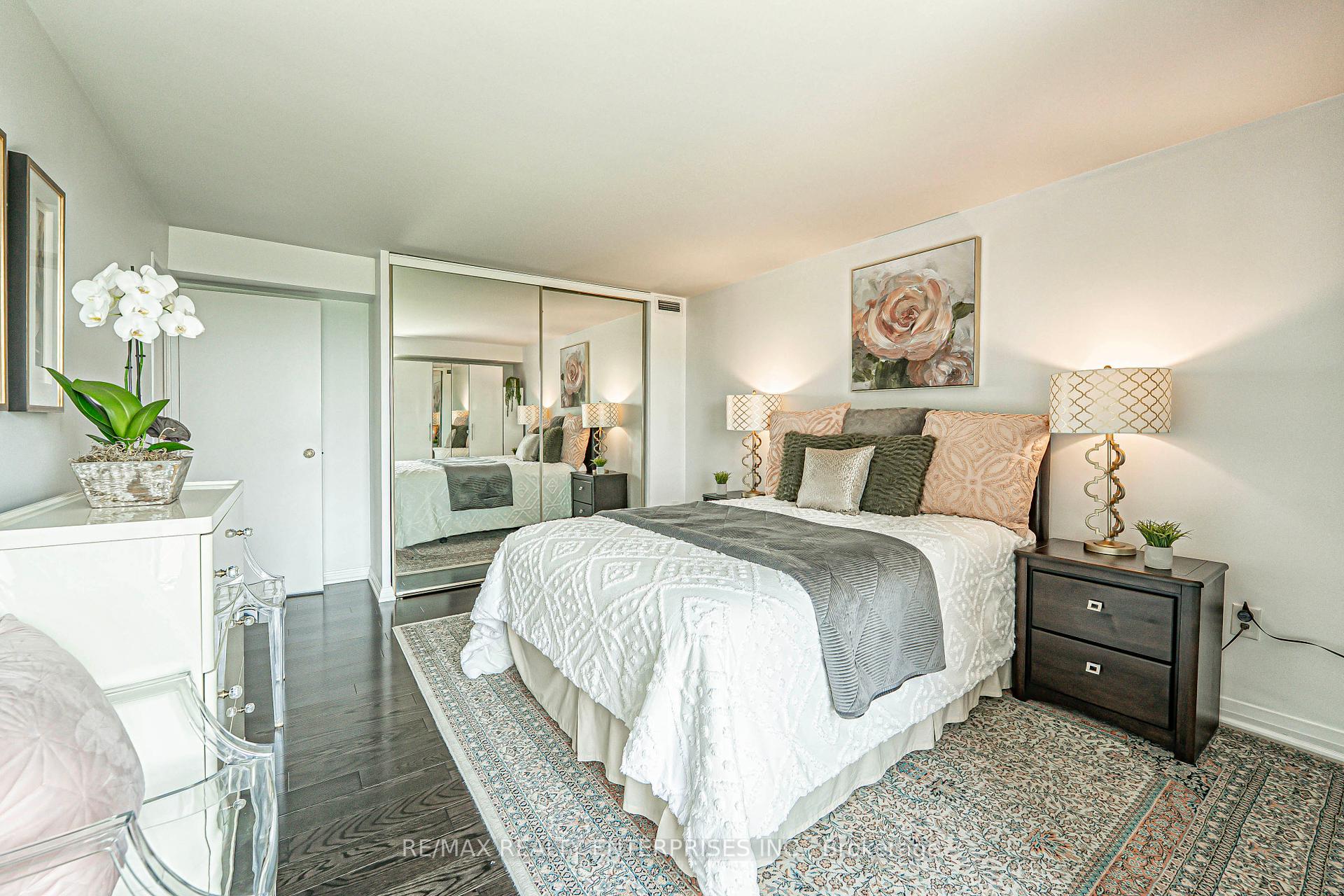 3 Bedrooms Condo at 1400 Dixie, Mississauga For sale