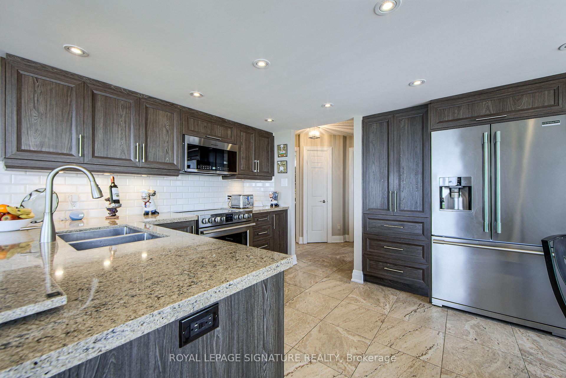 3 Bedrooms Condo at 55 Kingsbridge Garden, Mississauga For sale