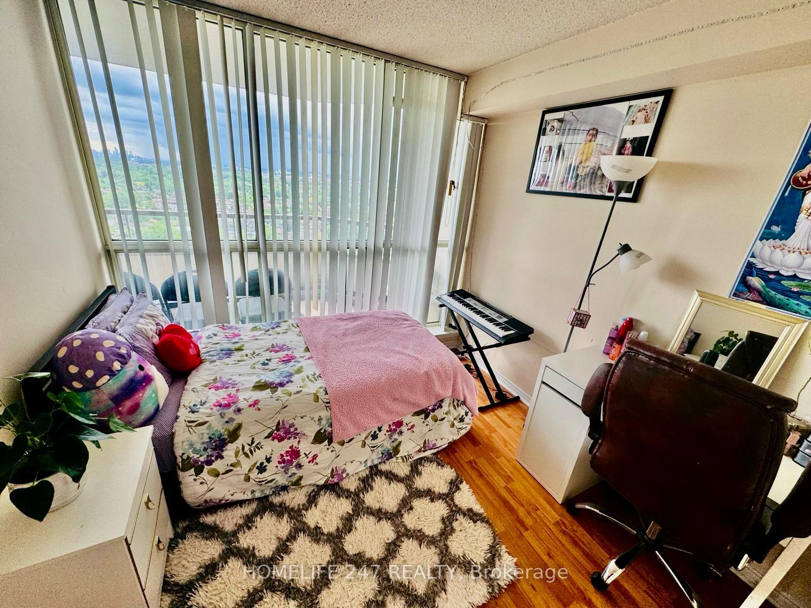 2 Bedrooms Condo at 5 Greystone Walk,  Toronto For sale