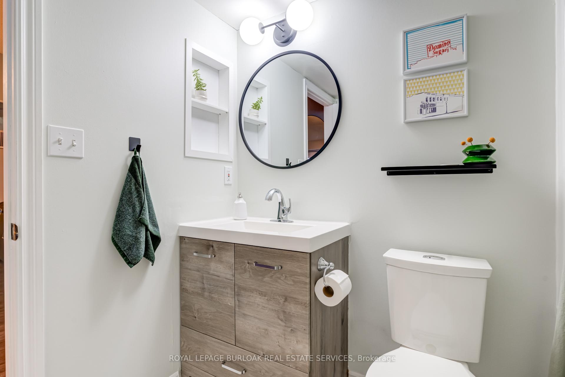 2 Bedrooms Condo at 4003 Kilmer, Burlington For sale