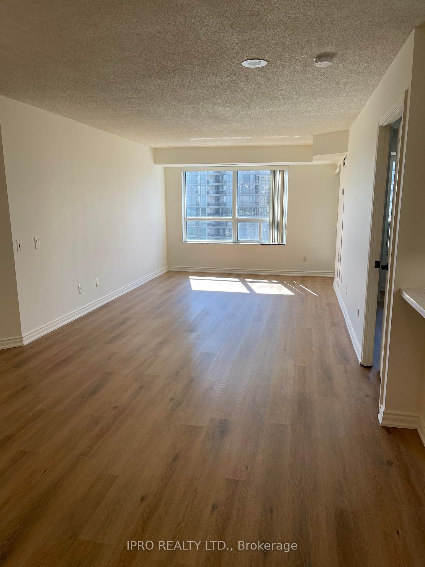 3 Bedrooms Condo at 25 Kingsbridge, Mississauga For sale