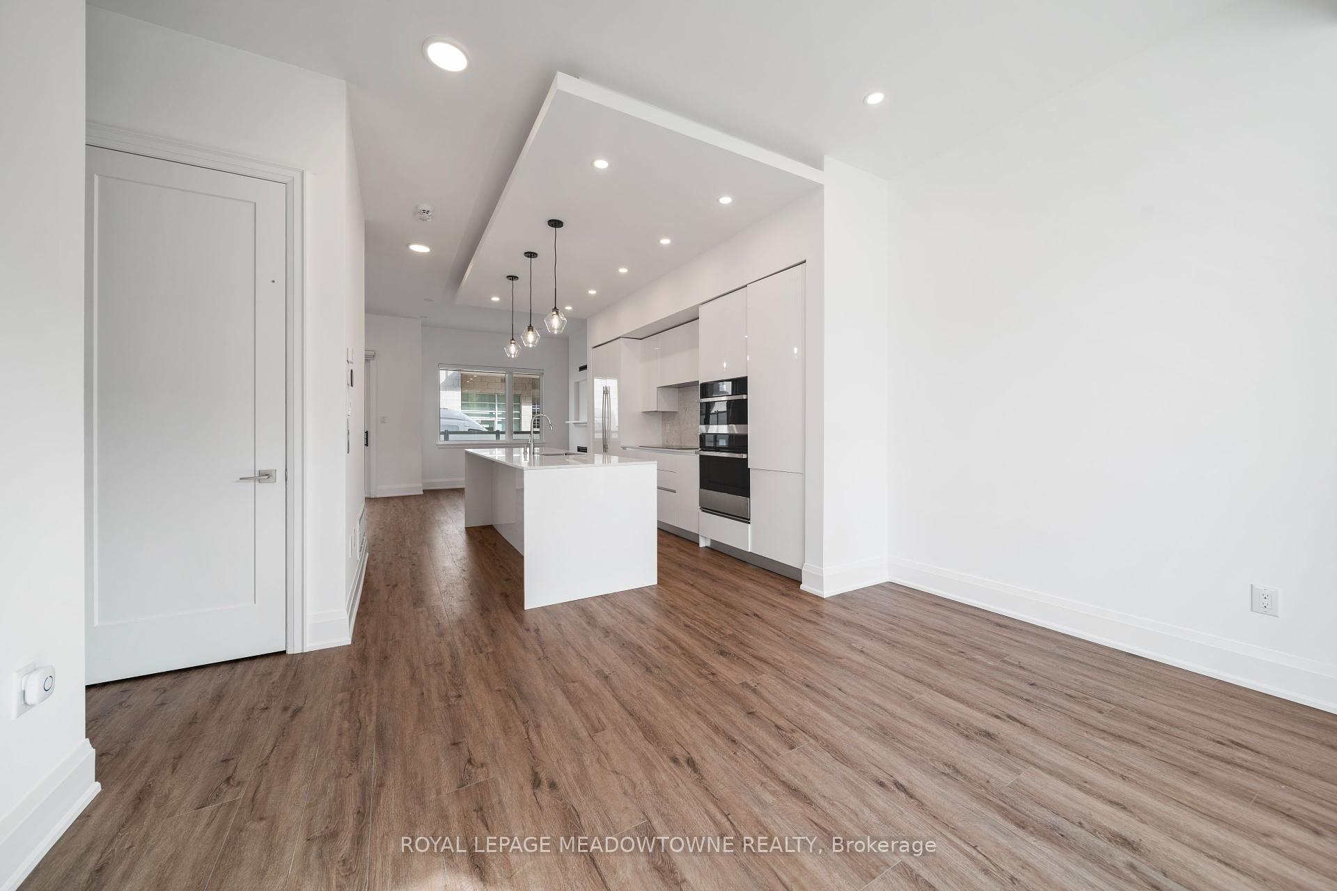 4 Bedrooms Condo at 121 High, Mississauga For sale