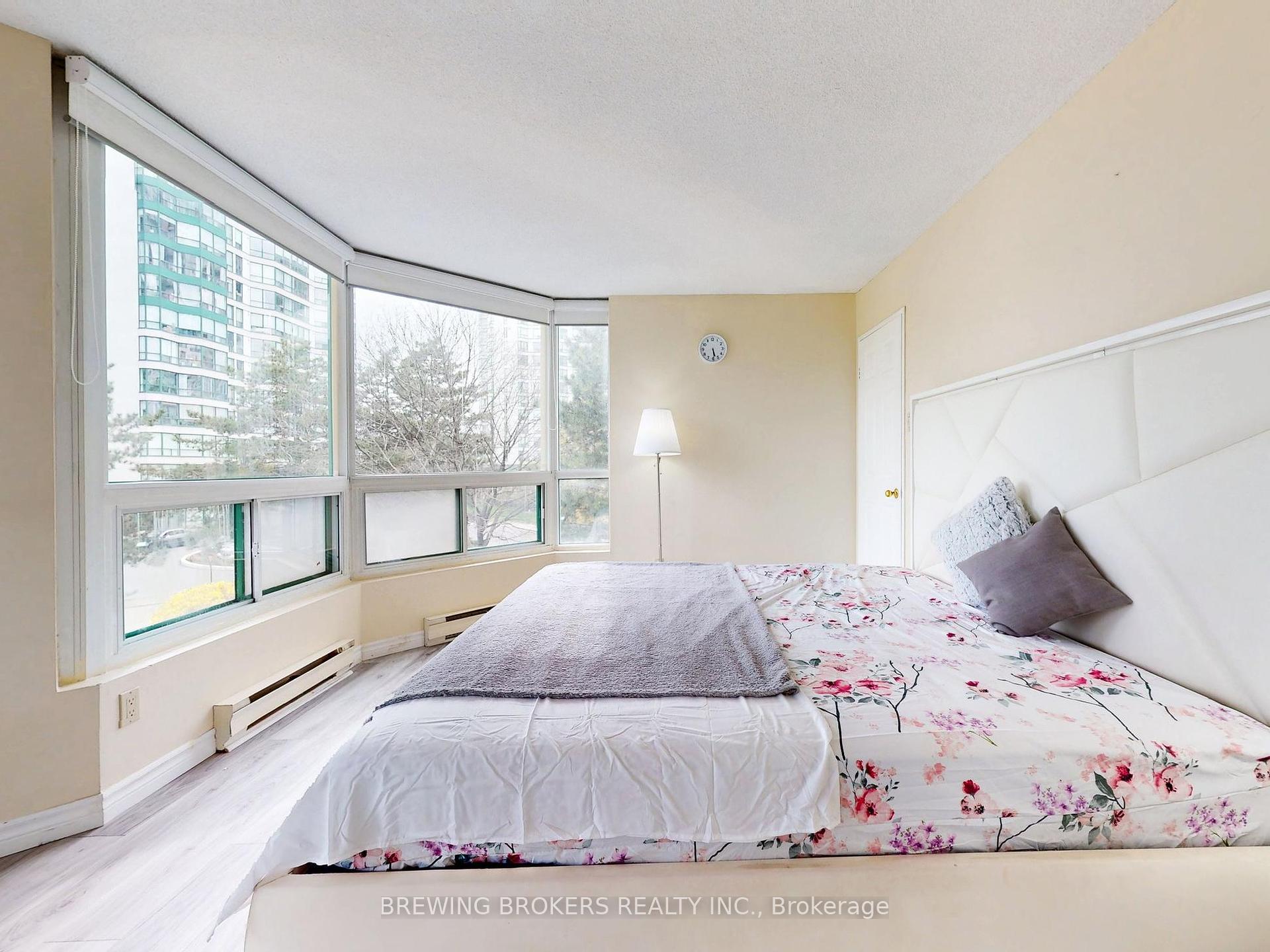 3 Bedrooms Condo at 4450 Tucana, Mississauga For sale