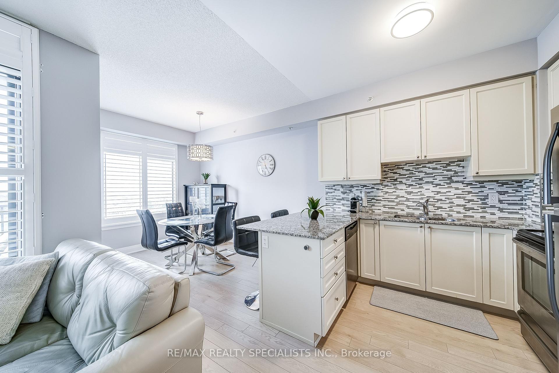 2 Bedrooms Condo at 24 Woodstream,  Vaughan For sale
