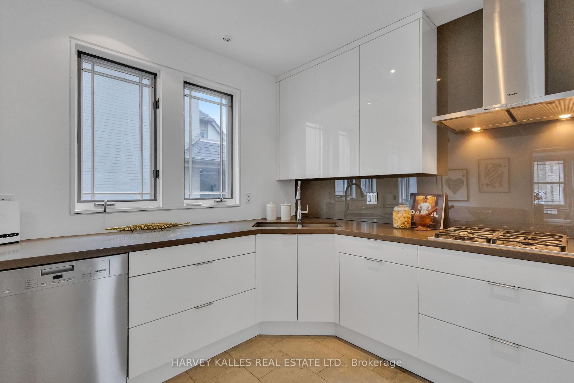 111 Strathallan Boulevard