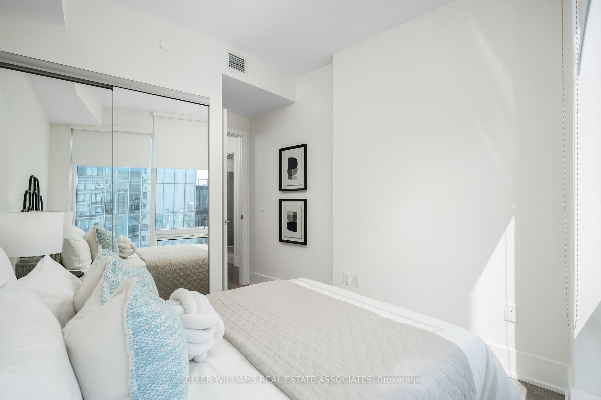 2 Bedrooms Condo at 10 York, Toronto For sale