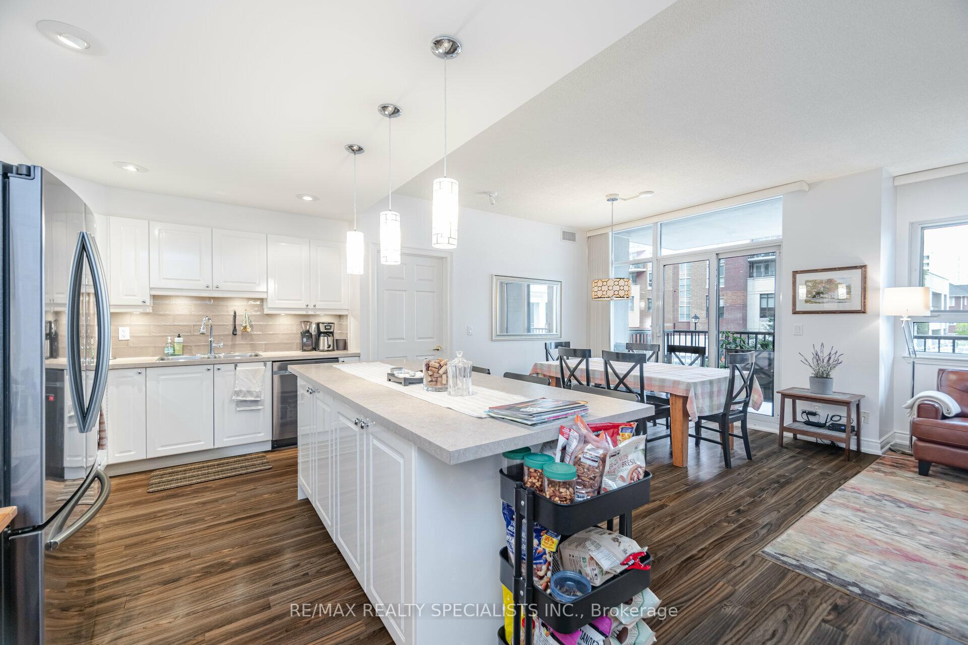 3 Bedrooms Condo at 399 Elizabeth, Burlington For sale