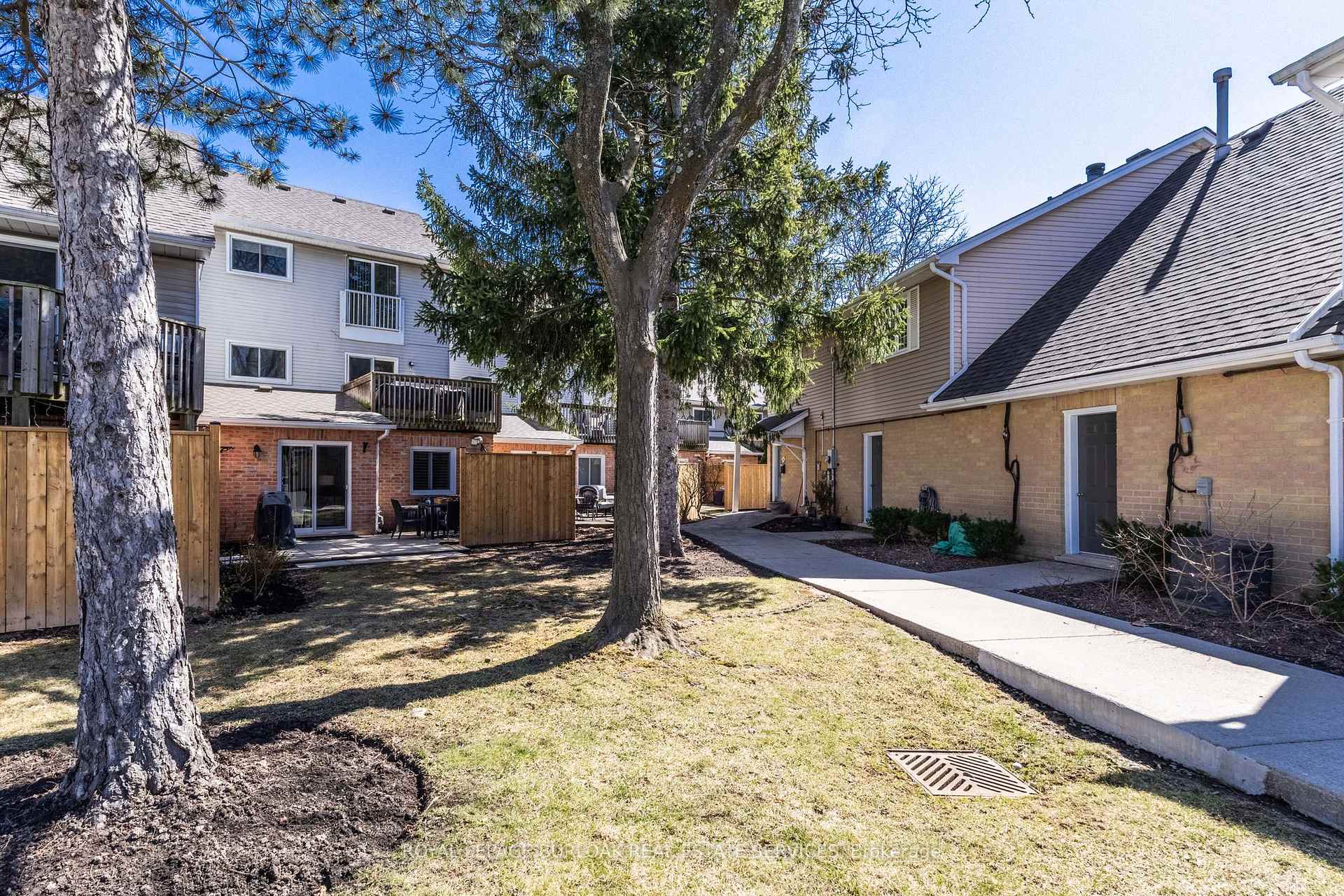 2 Bedrooms Condo at 2110 Cleaver, Burlington For sale