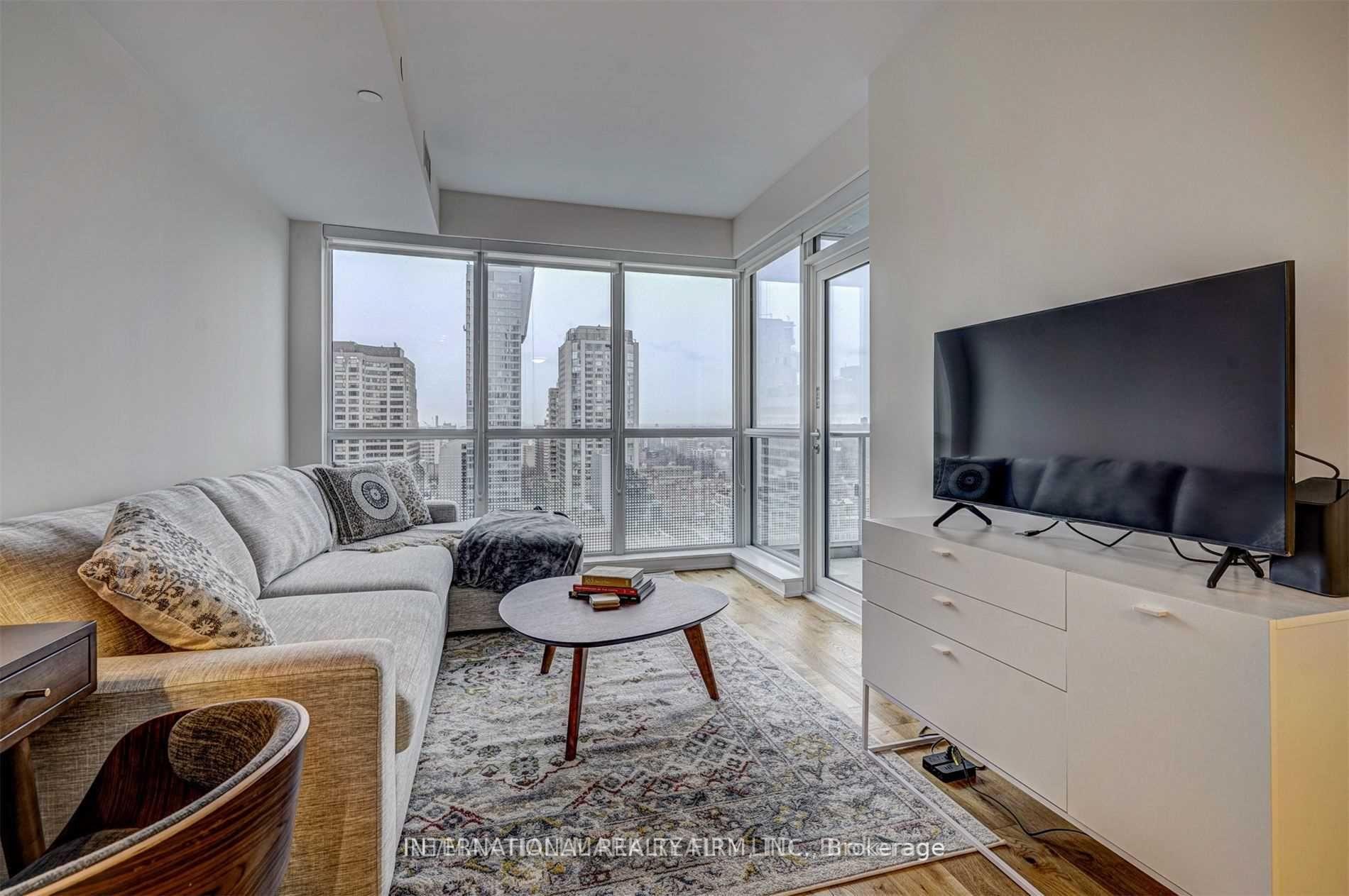 1 Bedroom Condo at 88 Cumberland,  Toronto For sale
