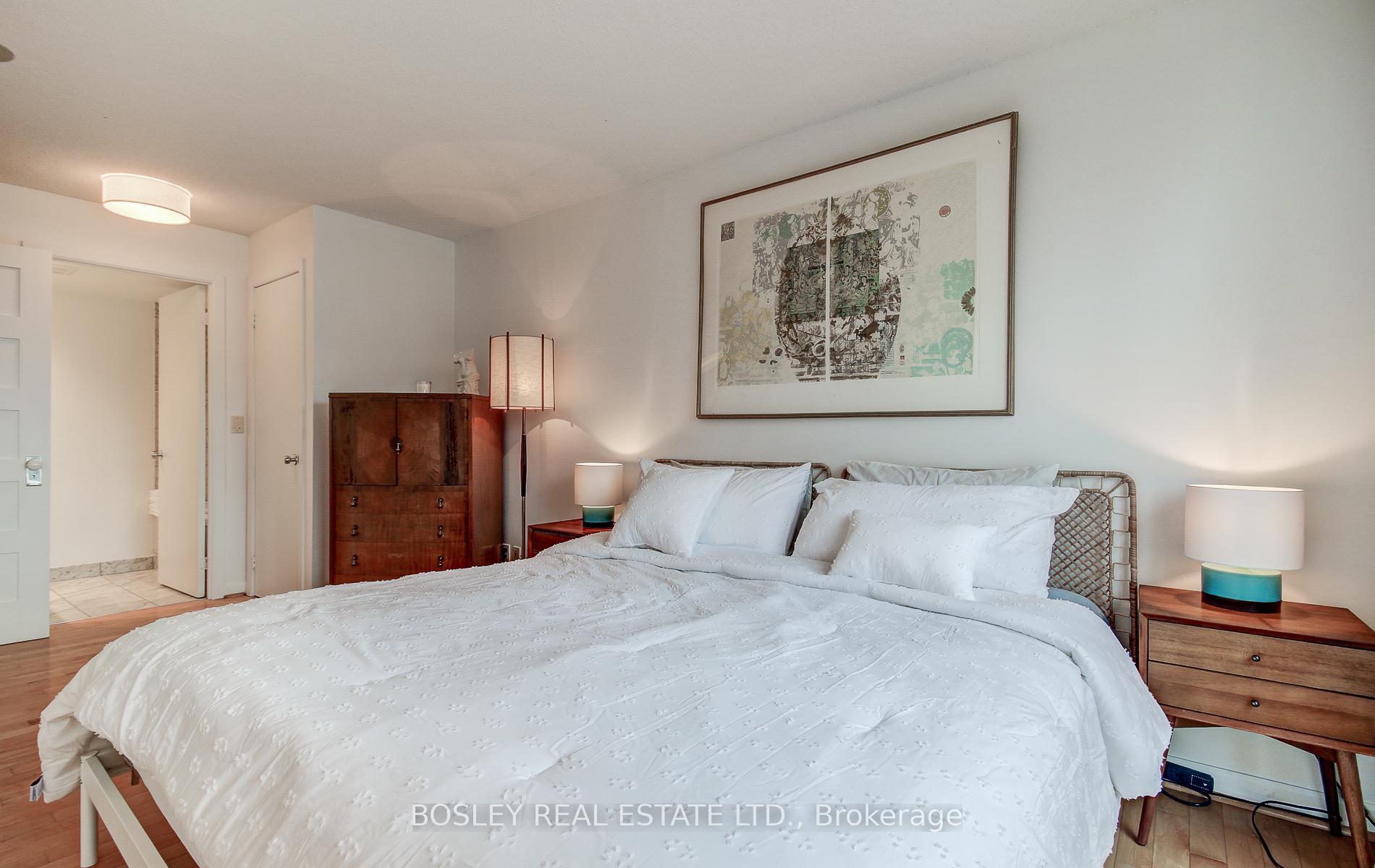 2 Bedrooms Condo at 8 Park, Toronto For sale