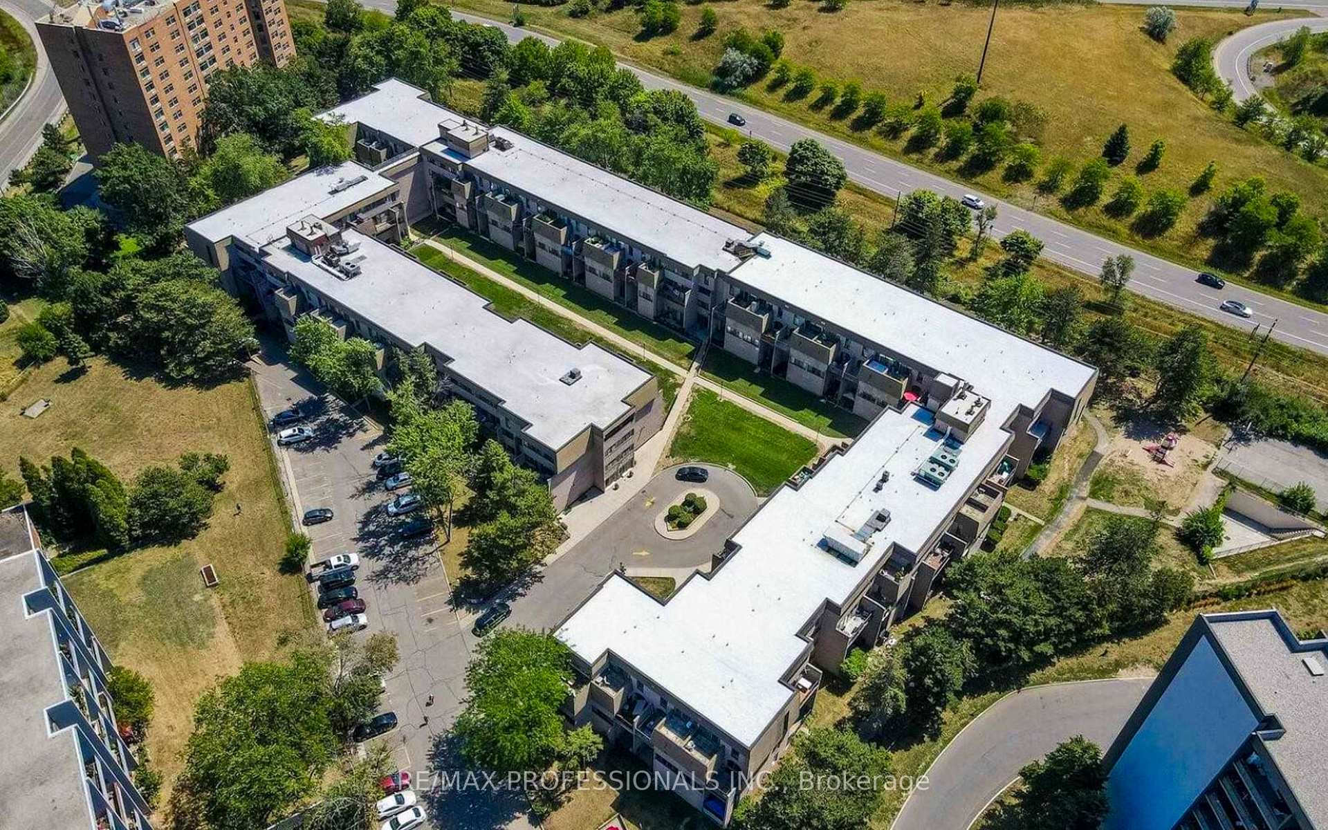 3 Bedrooms Condo at 2095 Roche,  Mississauga For sale