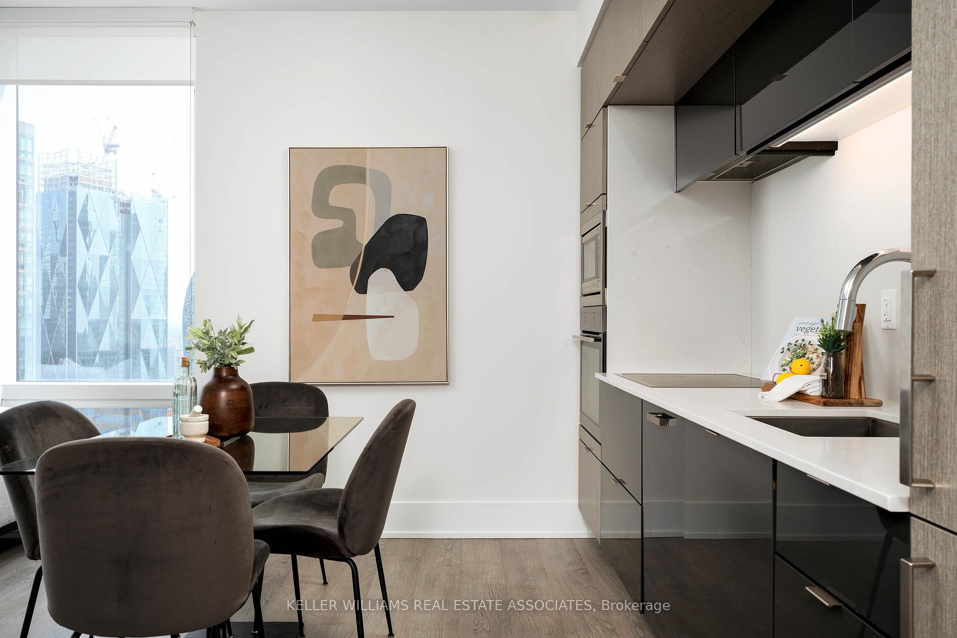 2 Bedrooms Condo at 10 York, Toronto For sale