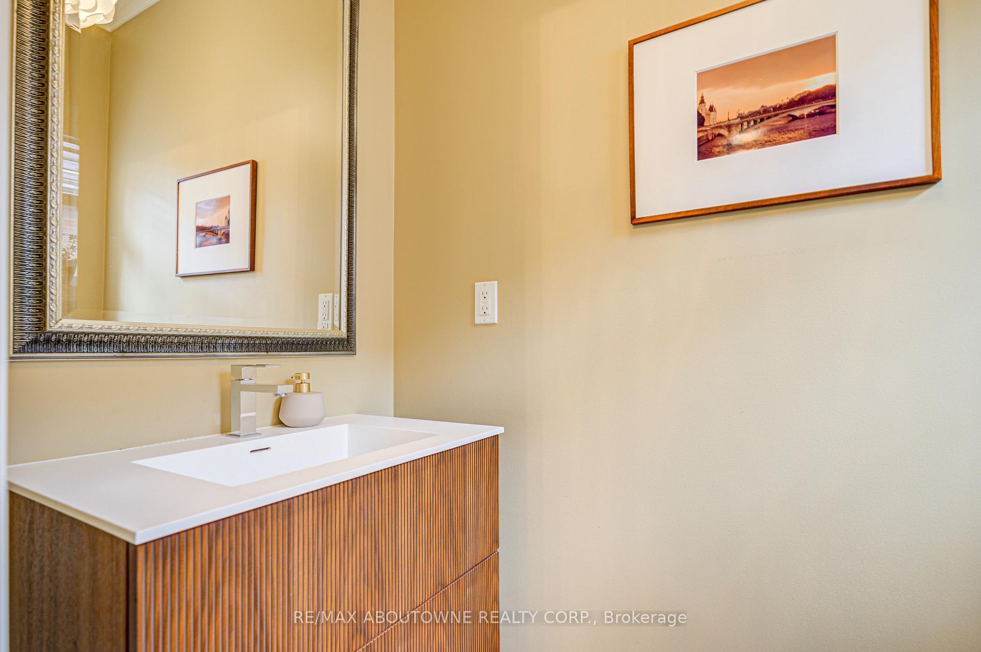 2 Bedrooms Condo at 1169 Dorval, Oakville For sale
