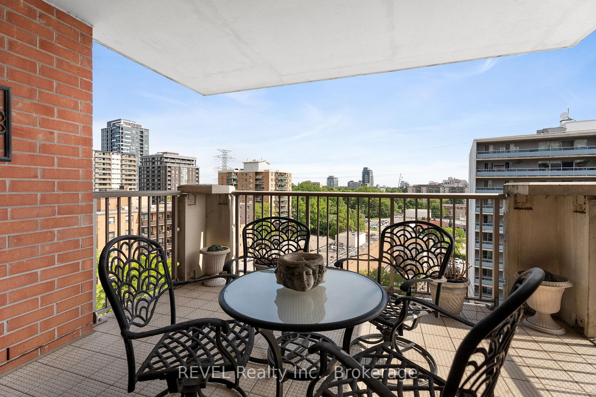 2 Bedrooms Condo at 442 Maple, Burlington For sale