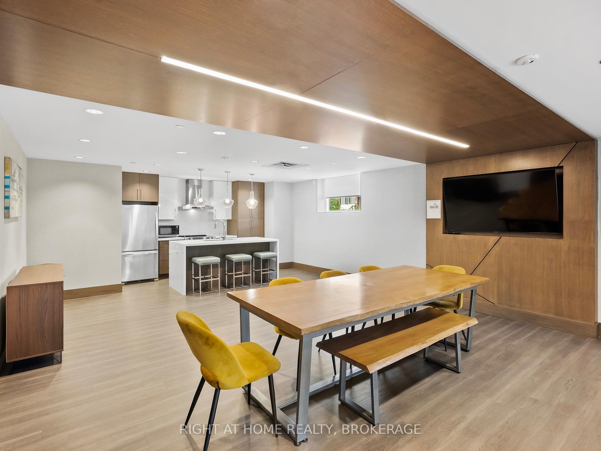 2 Bedrooms Condo at 16 Markle, Hamilton For sale