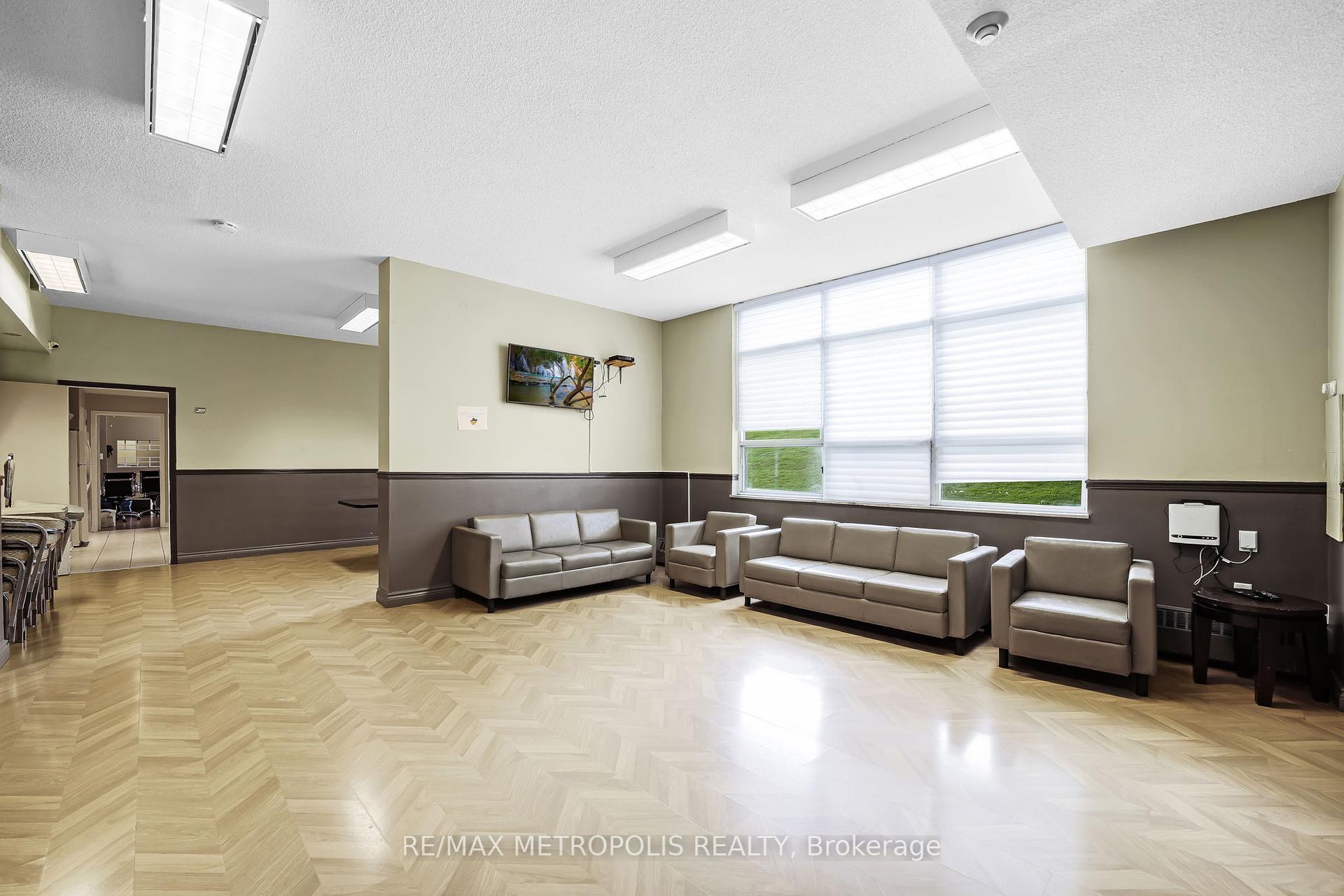 3 Bedrooms Condo at 5 Parkway Forest, Toronto For sale