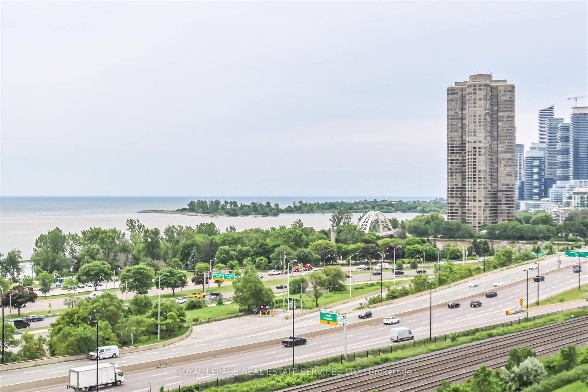 1 Bedroom Condo at 15 Windermere,  Toronto For sale