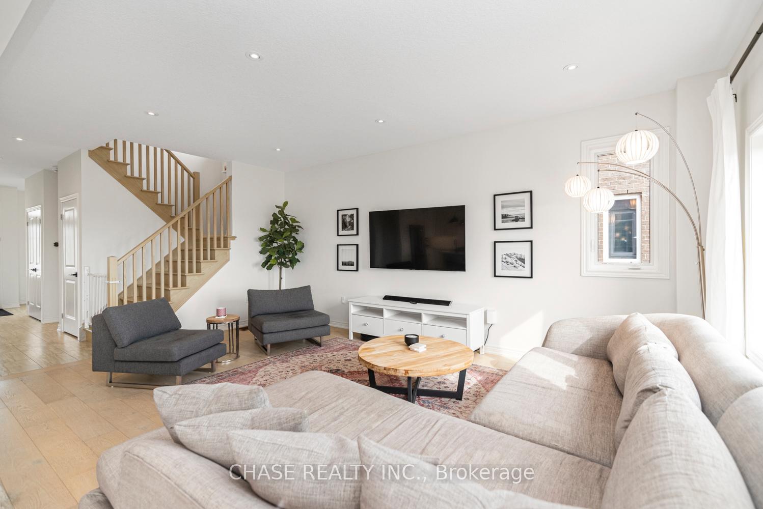 8 Bedrooms Condo at 120 Vineberg,  Hamilton For sale