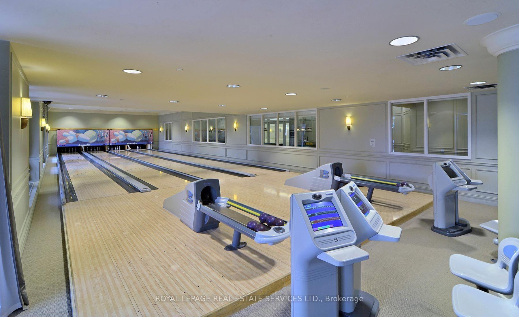 3 Bedrooms Condo at 25 Kingsbridge Garden, Mississauga For sale