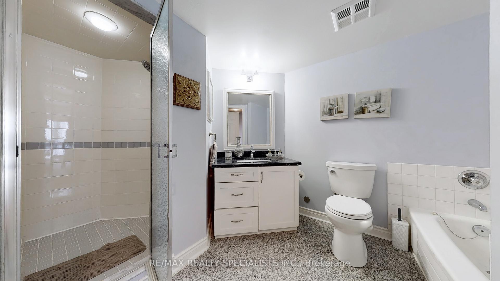 2 Bedrooms Condo at 45 Kingsbridge Garden, Mississauga For sale