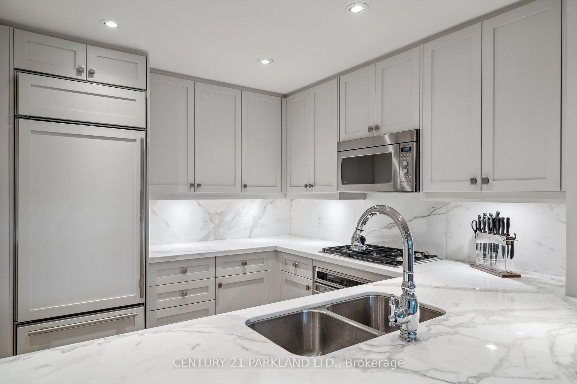 2 Bedrooms Condo at 155 St Clair, Toronto For sale