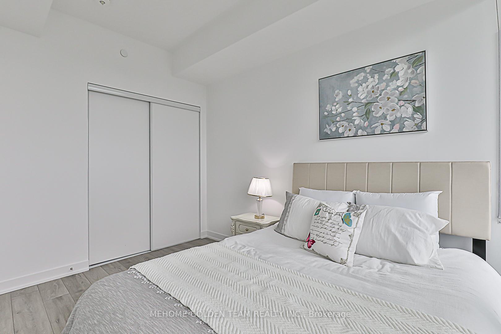 3 Bedrooms Condo at 15 Holmes, Toronto For sale