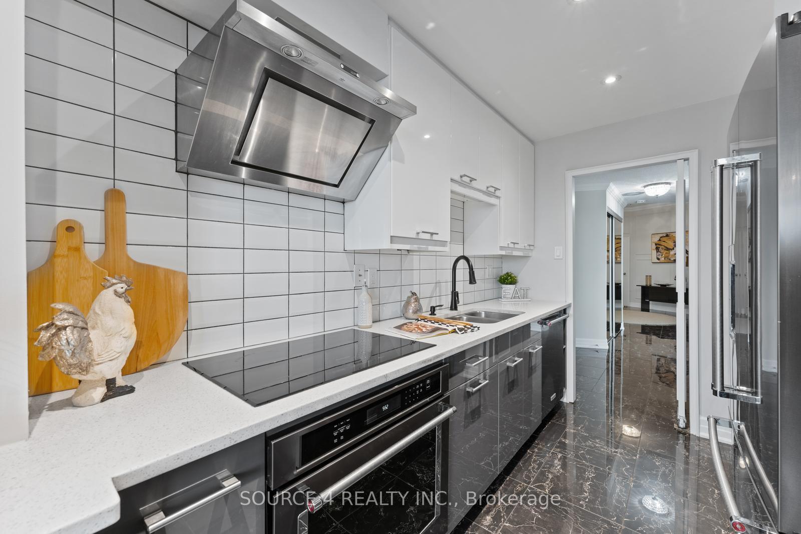 4 Bedrooms Condo at 1300 Bloor, Mississauga For sale