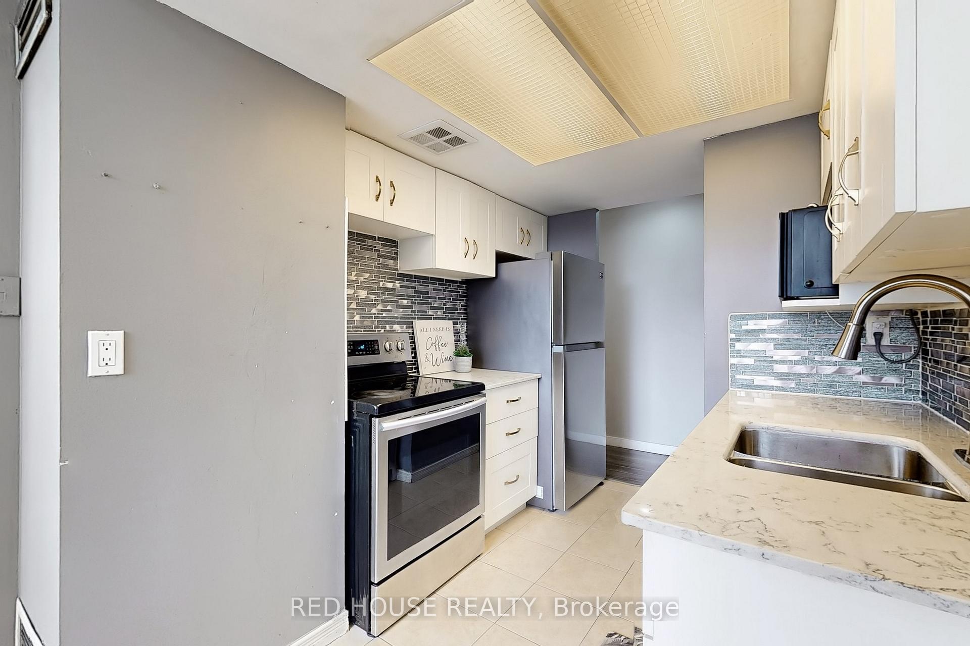 2 Bedrooms Condo at 10 Markbrook,  Toronto For sale