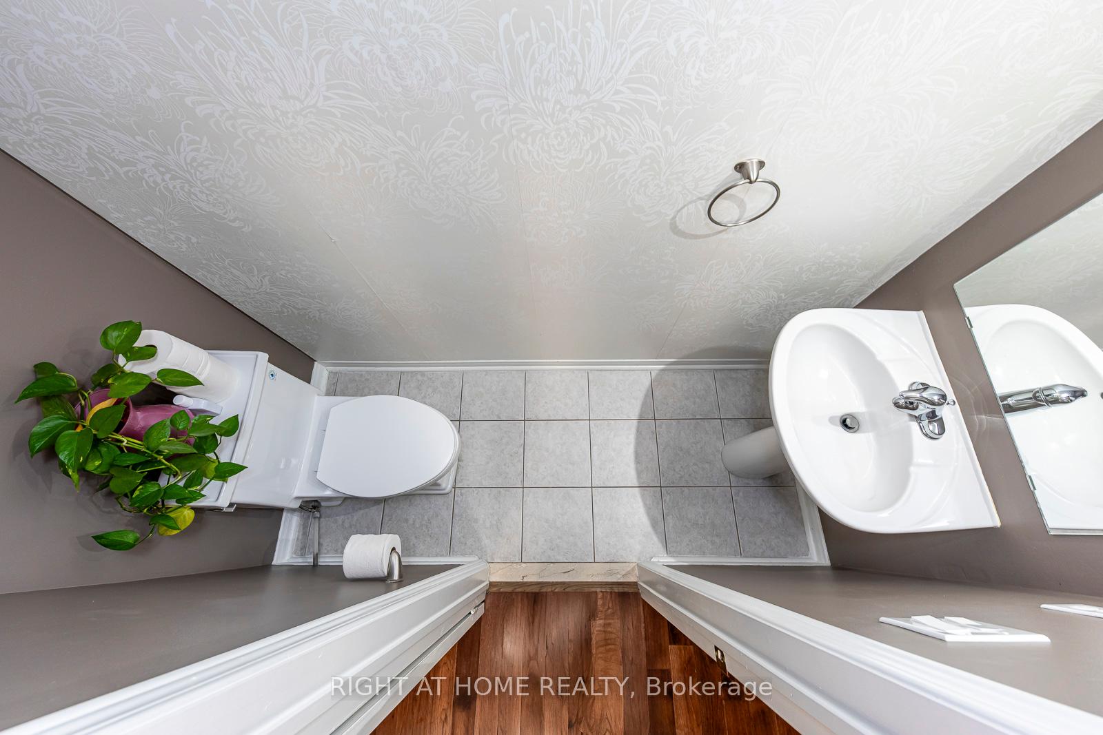 2 Bedrooms Condo at 605 Shoreline, Mississauga For sale